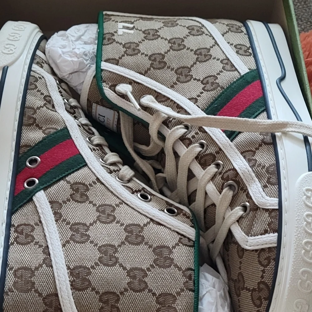 Shoes and sunglasses - Picture 9 of 9